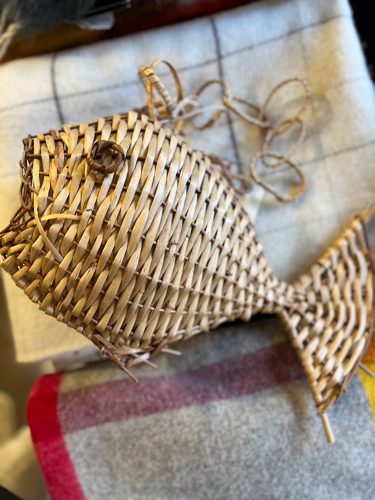 Pez de mimbre convertible en lámpara – Diseño natural y funcional