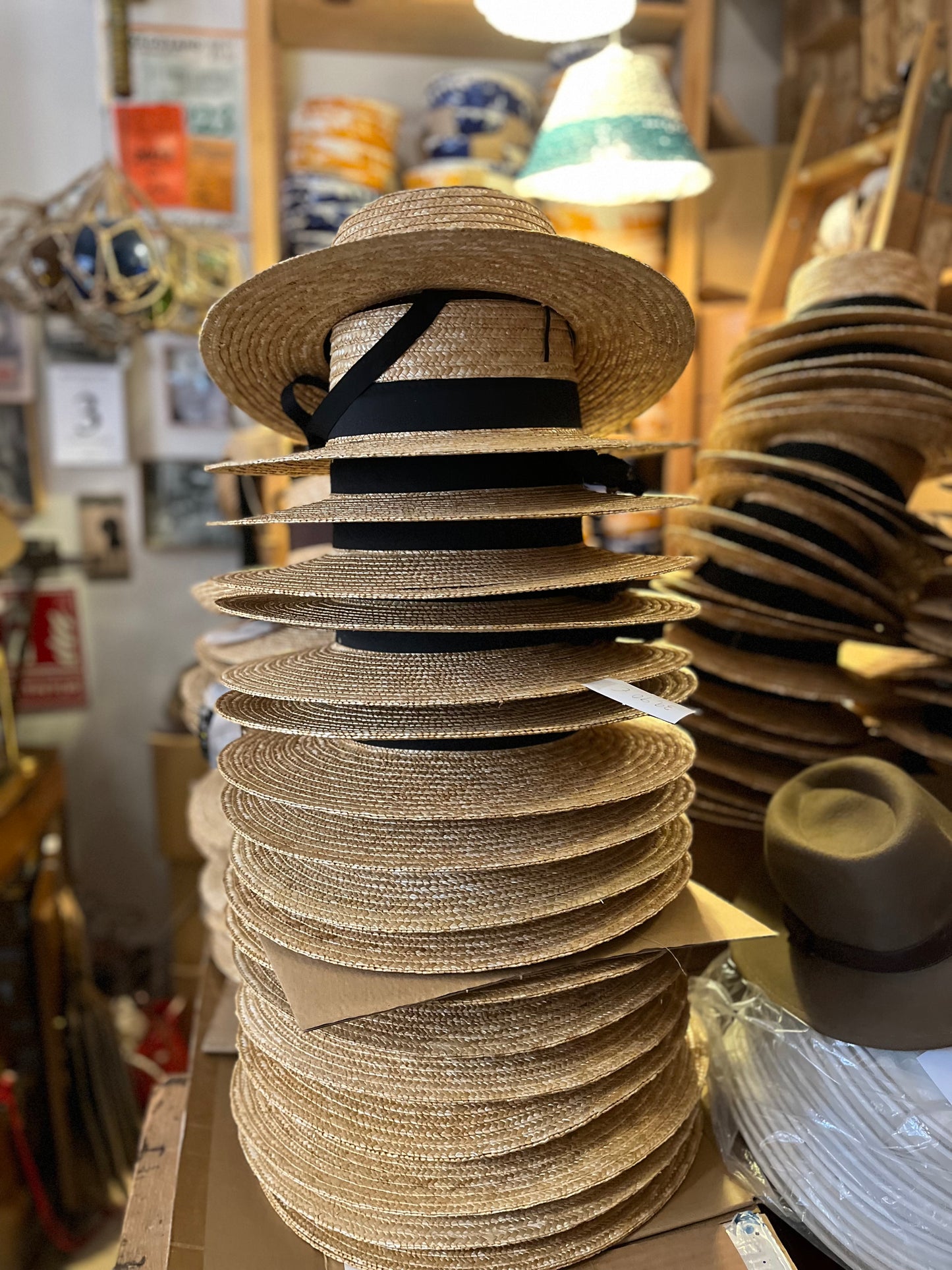 Sombrero de paja con tira al cuello