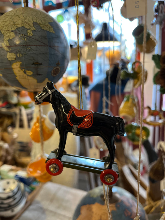 Colgante de Metal Caballo Negro – Adorno para Árbol de Navidad